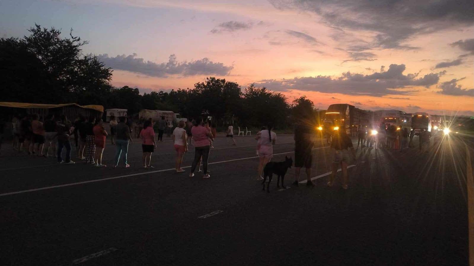 Bloqueo carretero en Villa Unión, en Mazatlán, por desabasto de agua