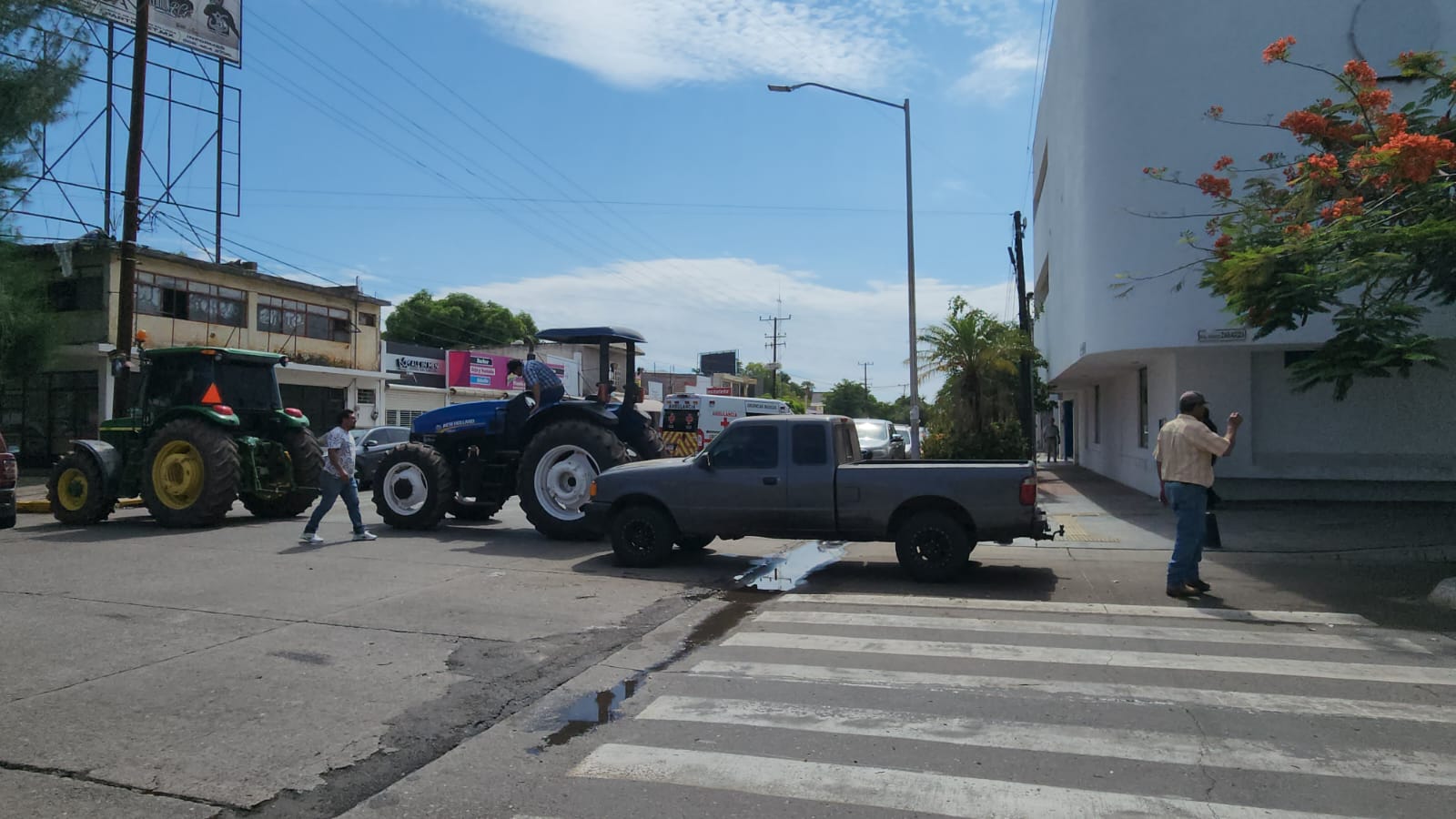 Productores agricolas en Ahome hacen bloqueo