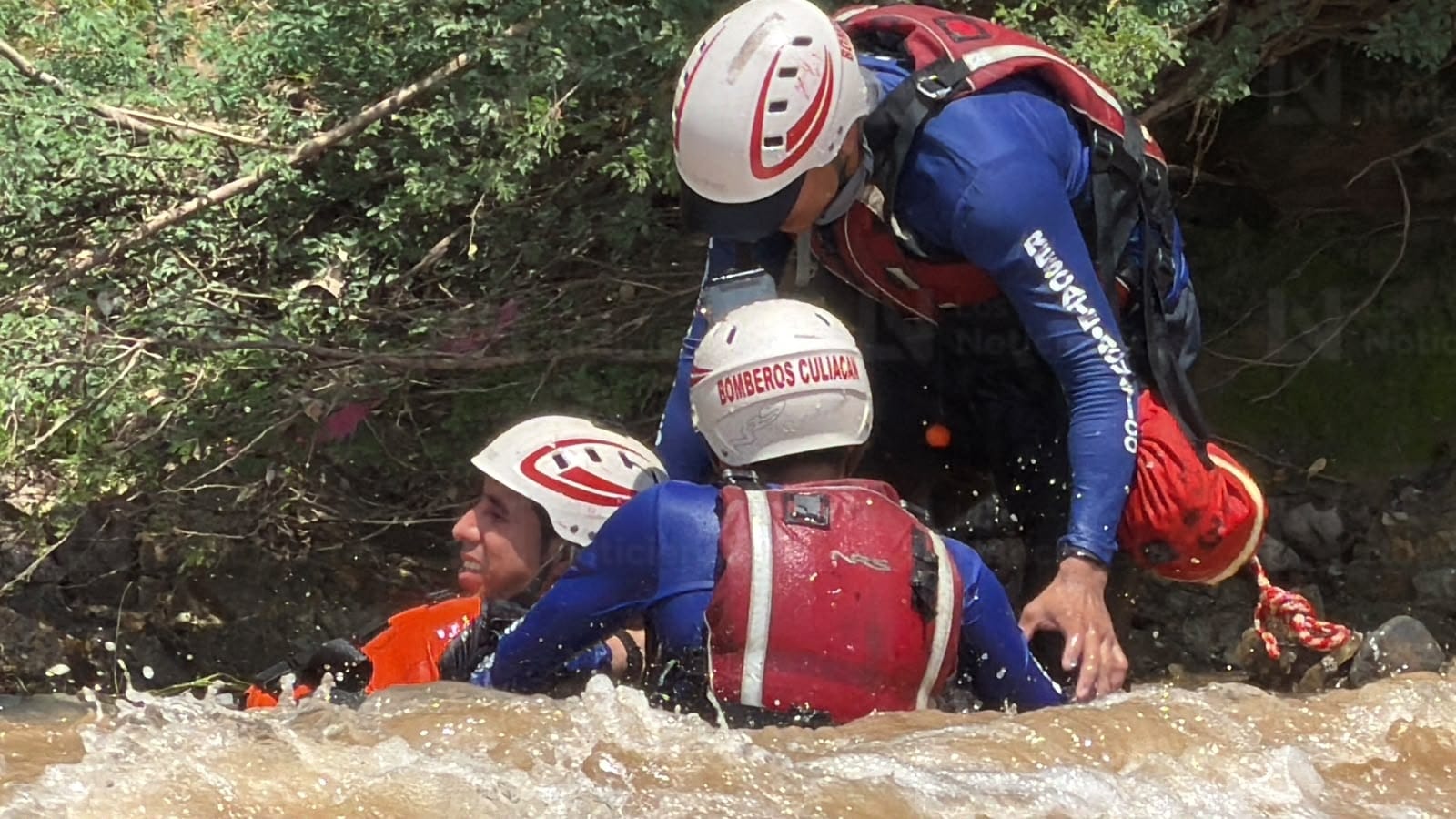 Bomberos Culiacán se certifica internacionalmente en rescate en aguas peligrosas
