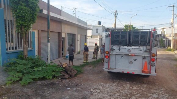 Incendio de bodega, derrape y dificultad respiratoria movilizan a Bomberos Veteranos en Villa Unión, Mazatlán, Sinaloa