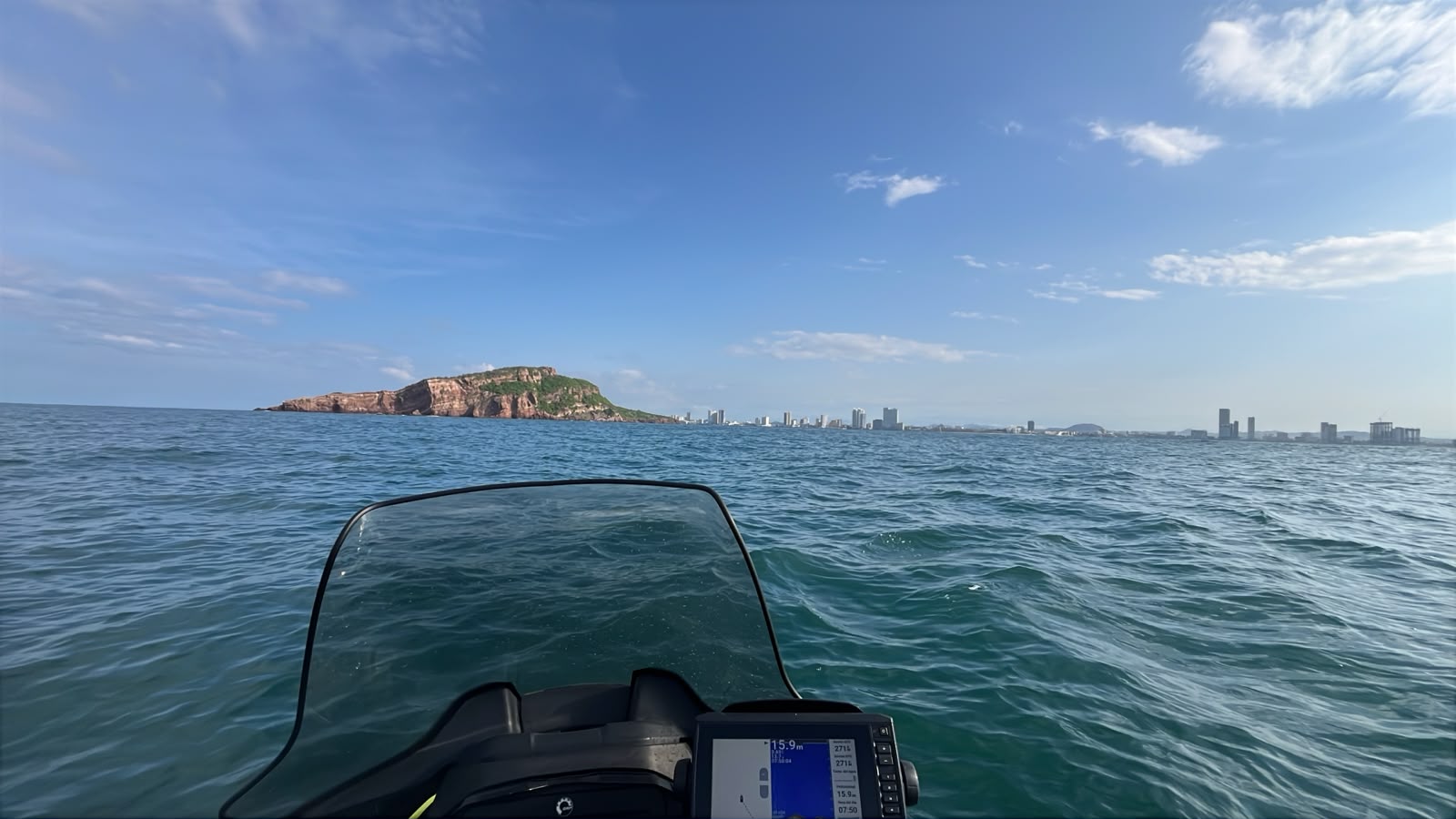 Búsqueda de joven desaparecido en playa de Mazatlán