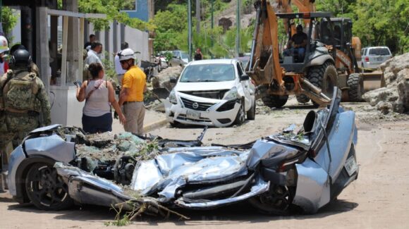 “Lo estacioné para subir al faro, es un milagro que estamos bien: Dueña de Dolphin aplastado en Mazatlán; se salvan por minutos