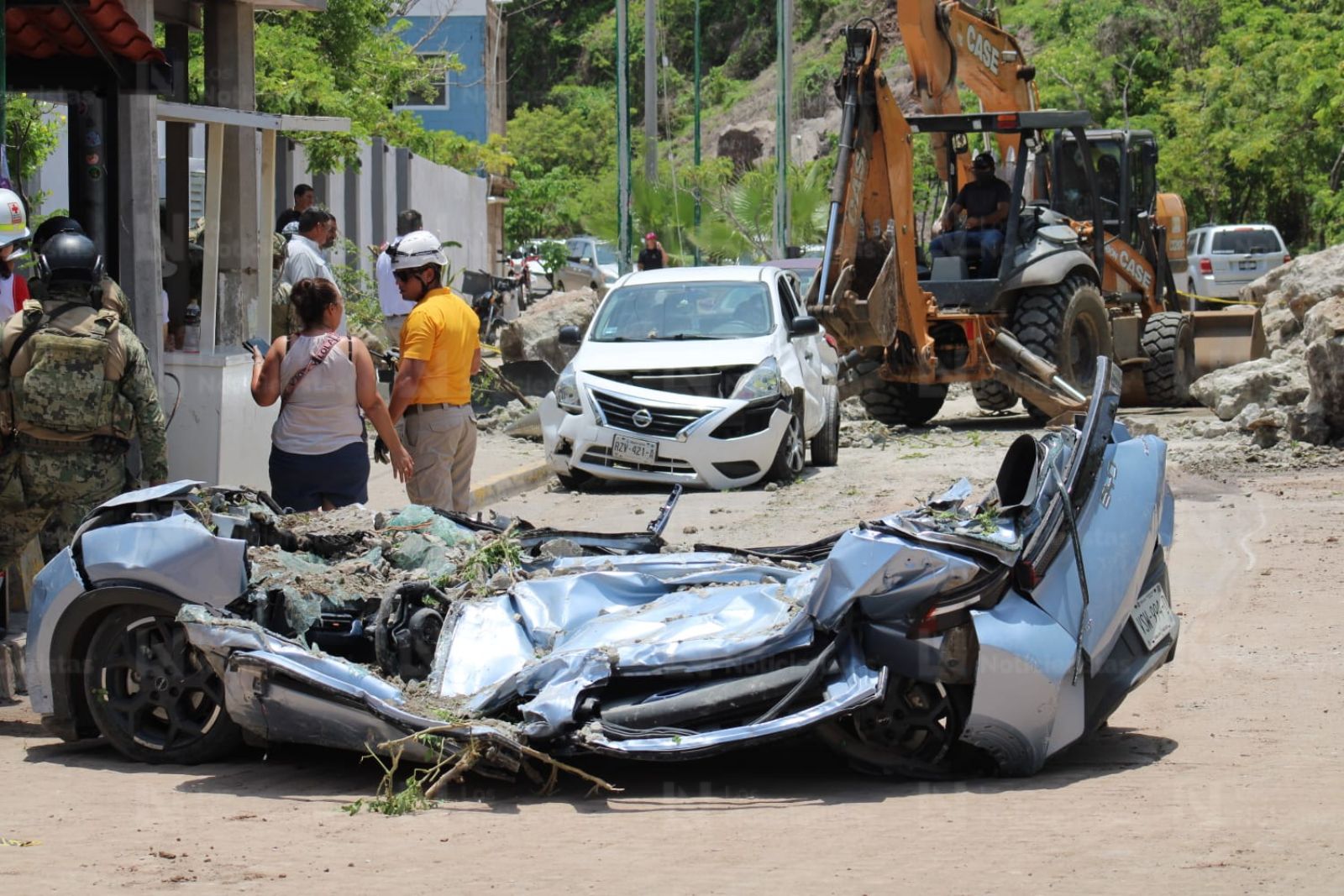 BYD aplastado por desgaje de cerro Crestón en Mazatlán