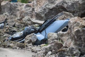 Vehículos dañados por desgaje de cerro Crestón en Mazatlán
