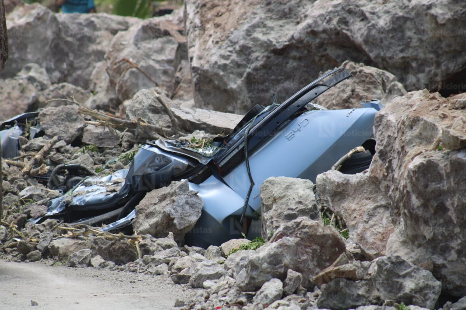 Vehículos dañados por desgaje de cerro Crestón en Mazatlán