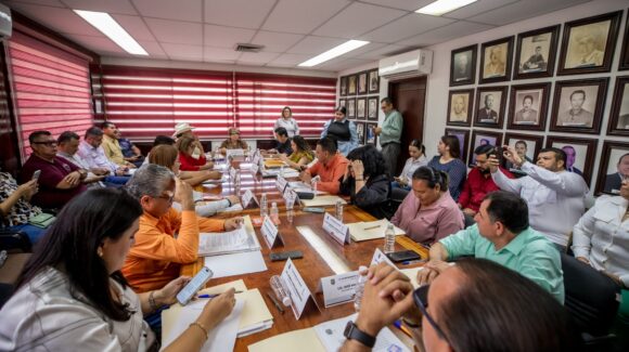 Pleito en Cabildo de Guasave por Kena Leyva; regidora exige disculpas a Gregorio Hernández y este sostiene que no faltó al respeto