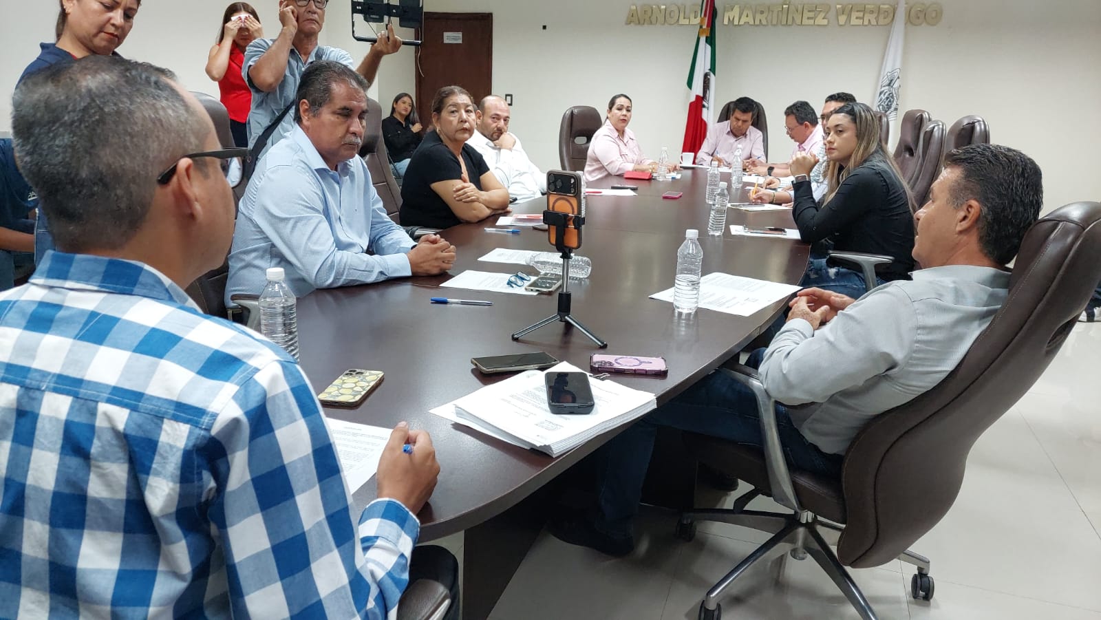 Jessy Martínez expone crisis financiera en Mocorito