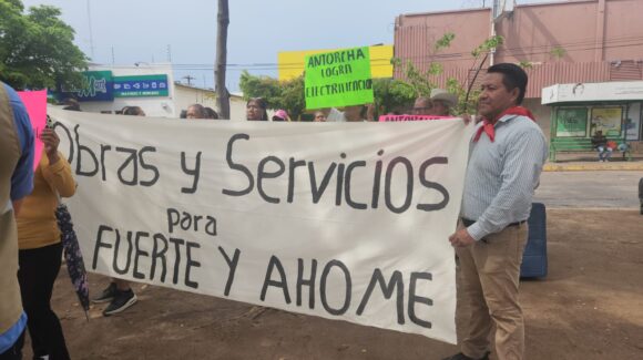 Realizan cadena humana Antorchistas en Los Mochis, en reclamo de ser escuchados por el Gobierno de Sinaloa