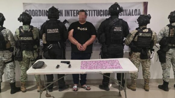 Cae hombre con arma y 200 dosis de presunto cristal durante operativo en Villa Unión, Mazatlán, Sinaloa