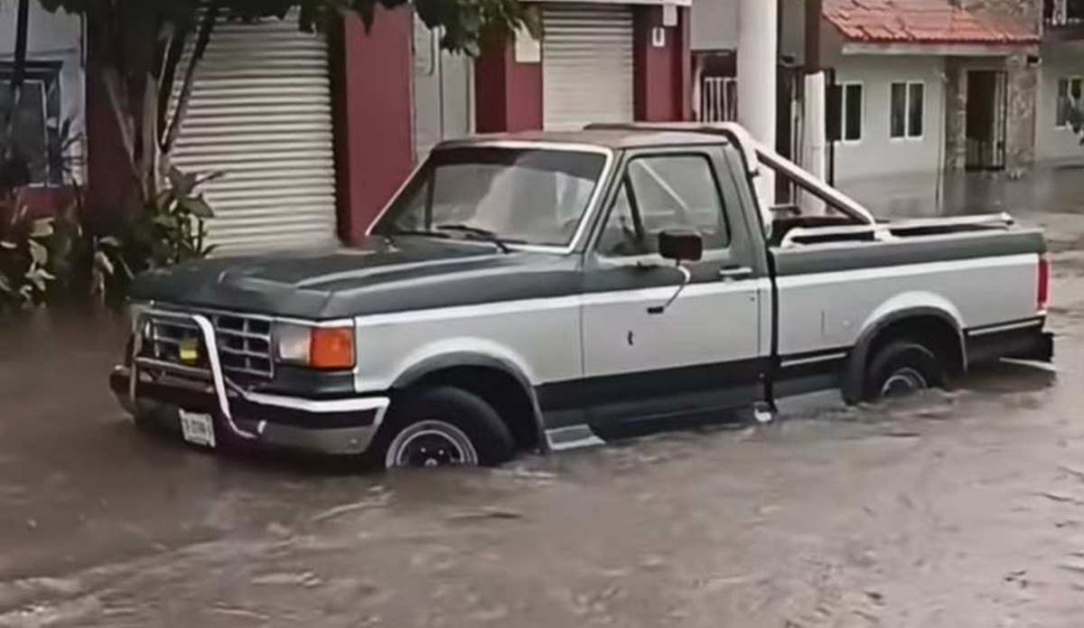 Calle inundada por lluvias en Mazatlán