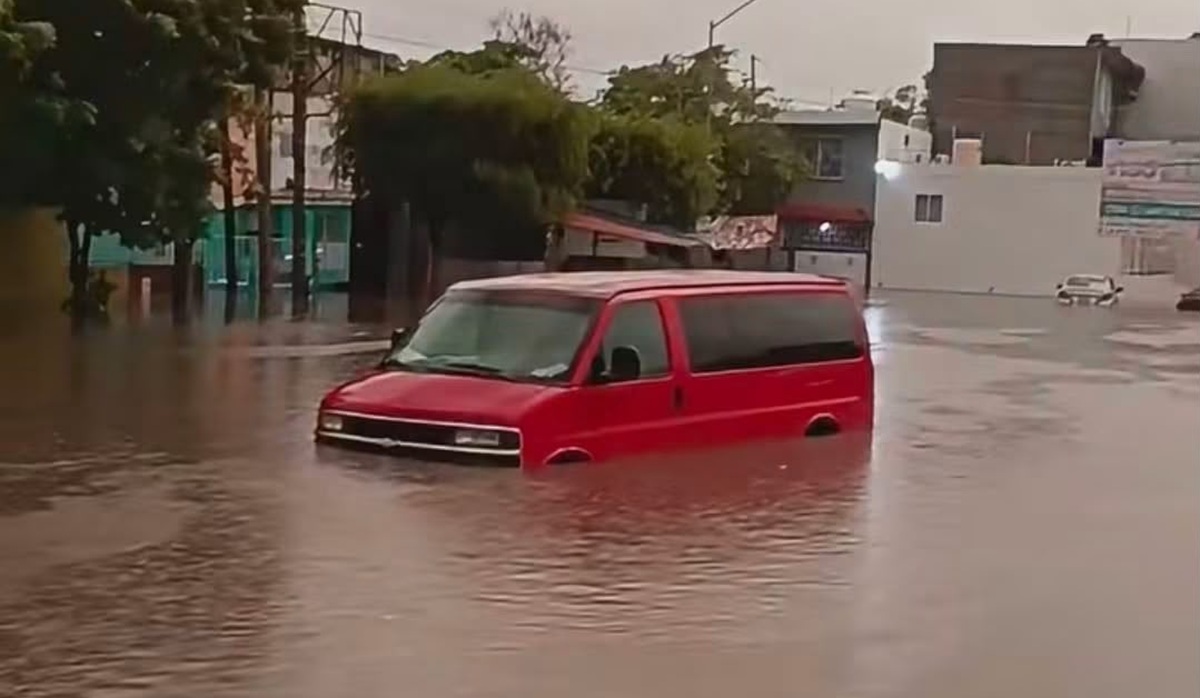 Calle inundada por lluvias en Mazatlán