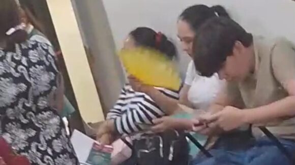 “Es una infamia el calor”: Derechohabientes denuncian calor extremo y fallas en aire acondicionado del IMSS 49 en Los Mochis