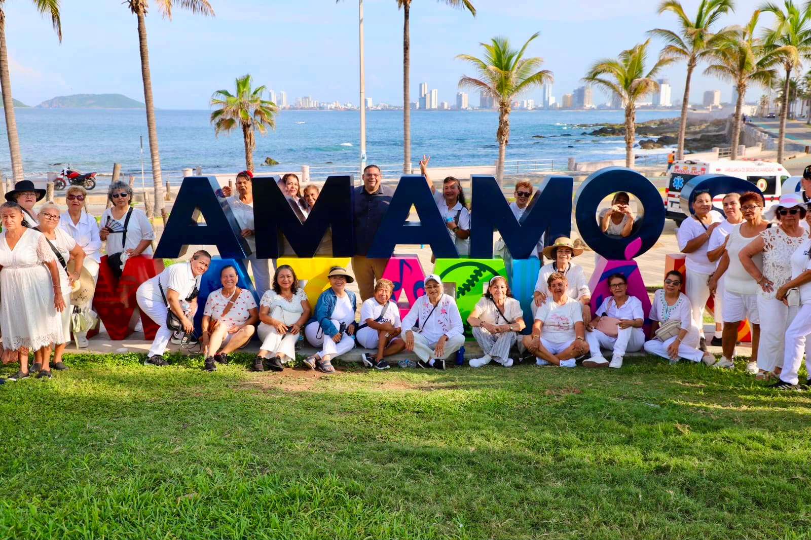 Caminata "Huellas de Vida" por el Día de las y los Abuelos" en Mazatlán