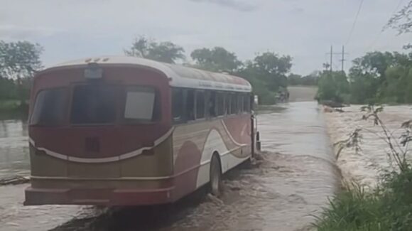 Camión cruza arroyo crecido en Cabrera, Sinaloa municipio, pese a advertencia de Protección Civil; piden no arriesgarse