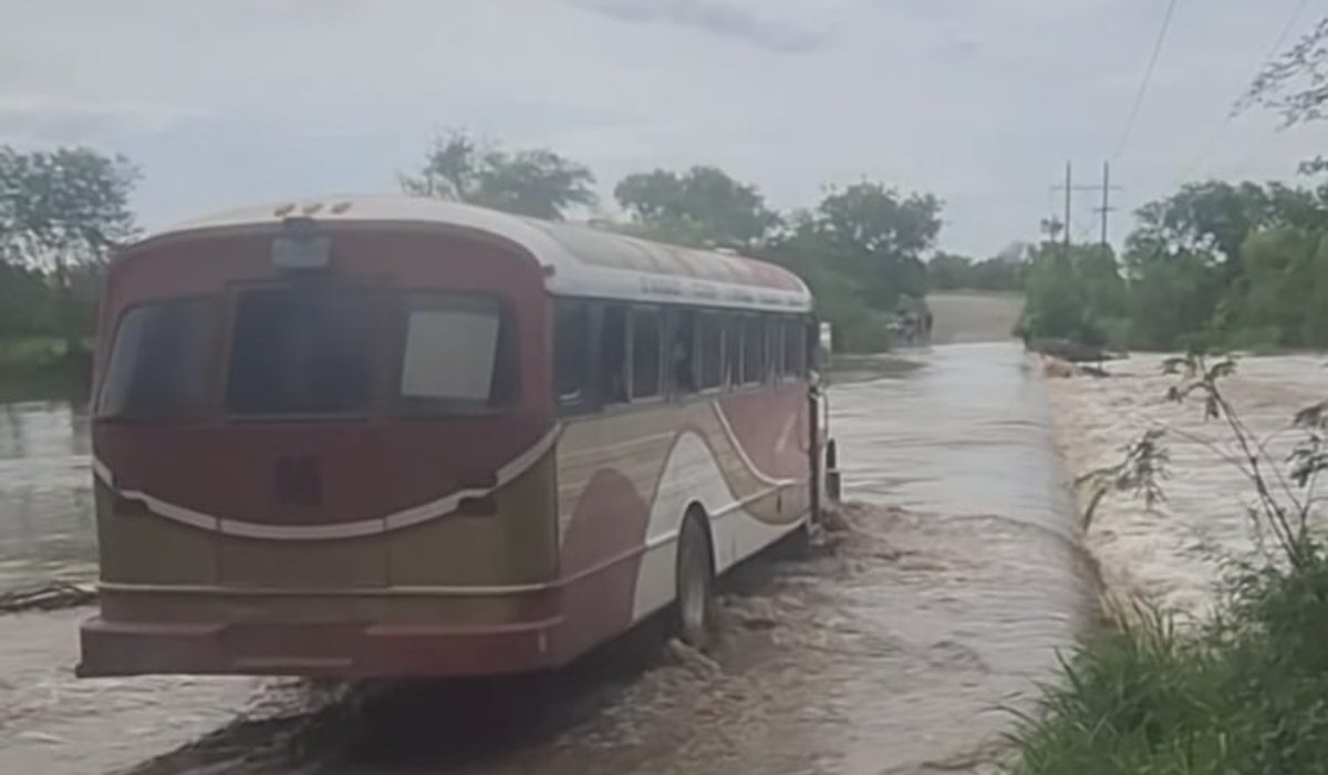 Camión de pasajeros cruza cauce crecido en Sinaloa de Leyva