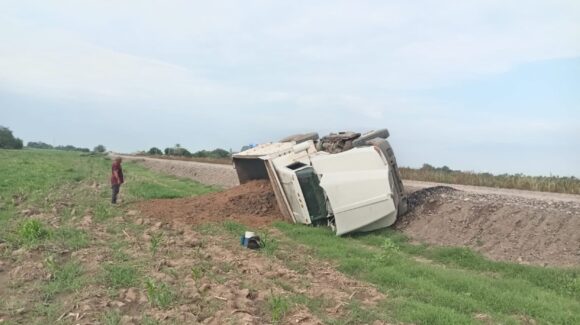 Camión de volteo sale del camino en Agua Blanca, Guasave, Sinaloa; no hay personas lesionadas