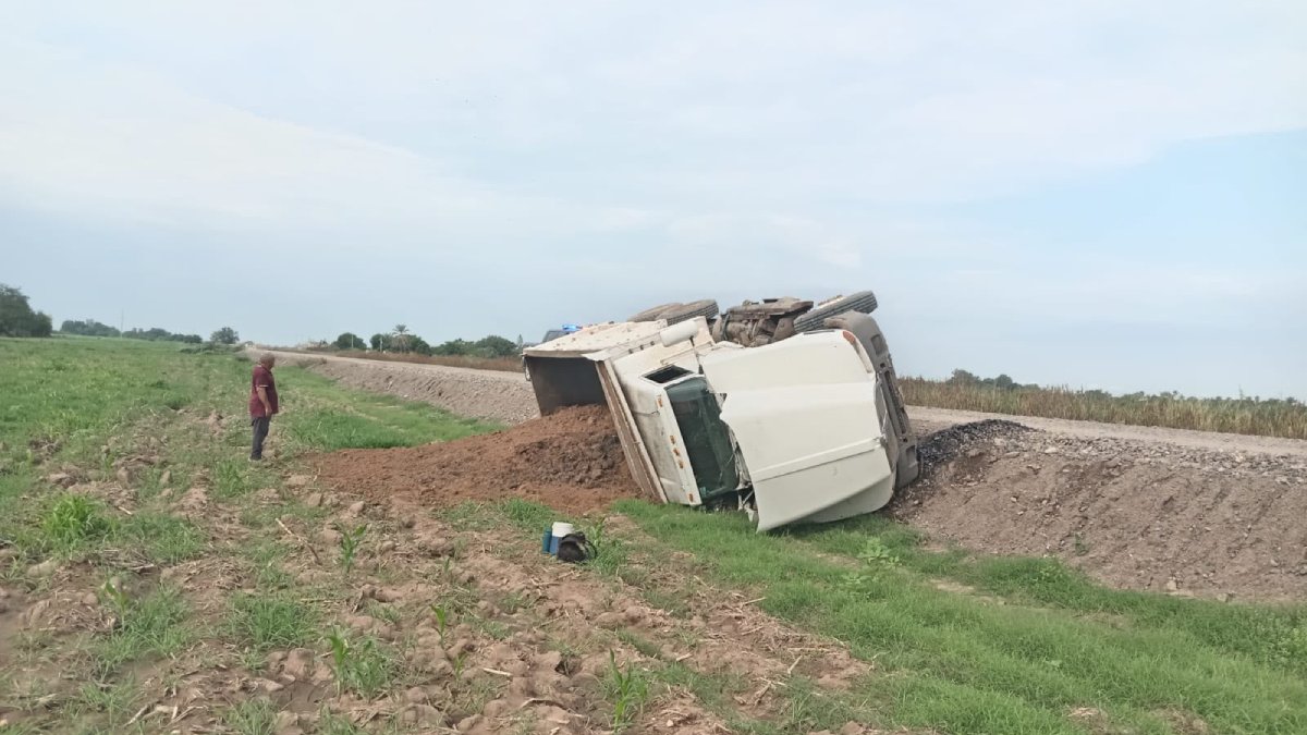 camion de volteo sale del camino en agua blanca guasave