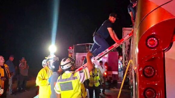 ¡Salió de Sinaloa rumbo a Tijuana! Autobús de pasajeros choca con tractocamión en carretera de Sonora; hay un fallecido