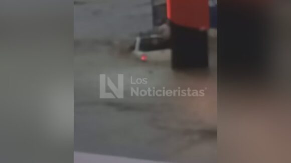 Camioneta es arrastrada por la corriente en colonia La Lima, Culiacán, tras las lluvias de este domingo