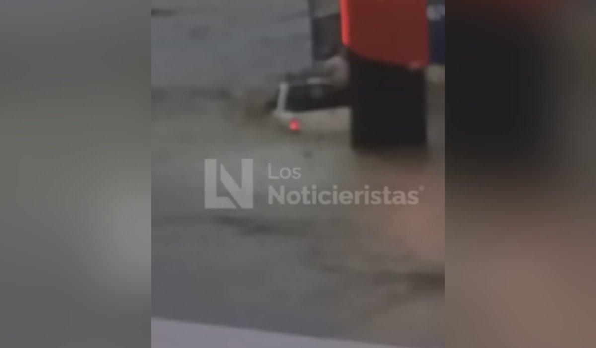 Camioneta arrastrada por la corriente tras lluvias en Culiacán