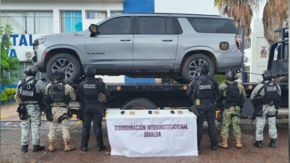 Aseguran camioneta con sistema para emplazar una ametralladora y blindaje artesanal en Villa Fontana, Culiacán