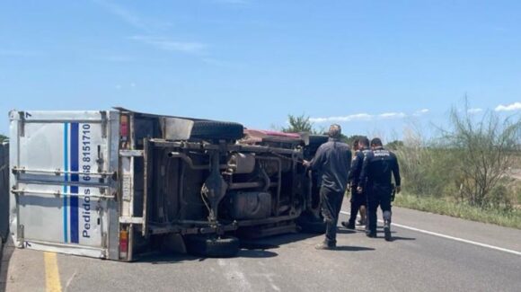 Camioneta con caja refrigerada queda volcada en la México 15, en Juan José Ríos, Sinaloa