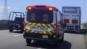 camioneta con caja refrigerada queda volcada en la mexico 15 en jjr ambulancia