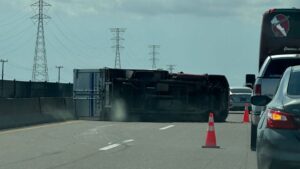 camioneta con caja refrigerada queda volcada en la mexico 15 en jjr lugar