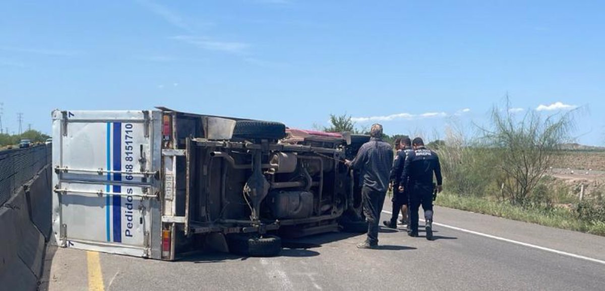 camioneta con caja refrigerada queda volcada en la mexico 15 en jjr