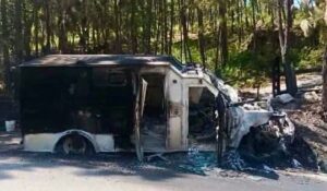 Camioneta de valores se incendia en Surutato, Badiraguato