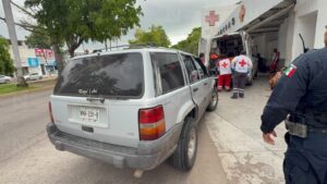 Camioneta donde quedo un hombre muerto tras ataque a balazos en la 8 de Febrero