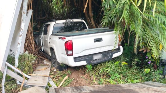 En presunto estado etílico, conductor de una camioneta termina al interior de una jardinera en un hotel de Mazatlán, Sinaloa