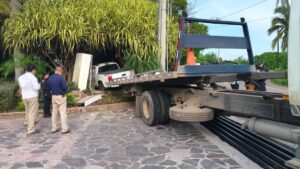 camioneta termina al interior de una jardinera en un hotel de mazatlan sin
