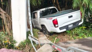 camioneta termina al interior de una jardinera en un hotel de mazatlan sinaloa