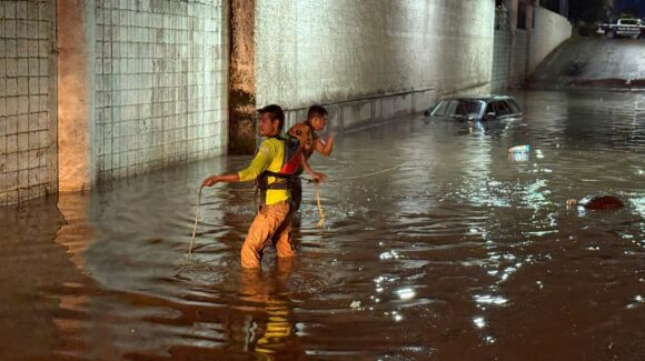 Protección Civil de Guasave advierte: camioneta ingresó a desnivel pese a cerco preventivo por inundación