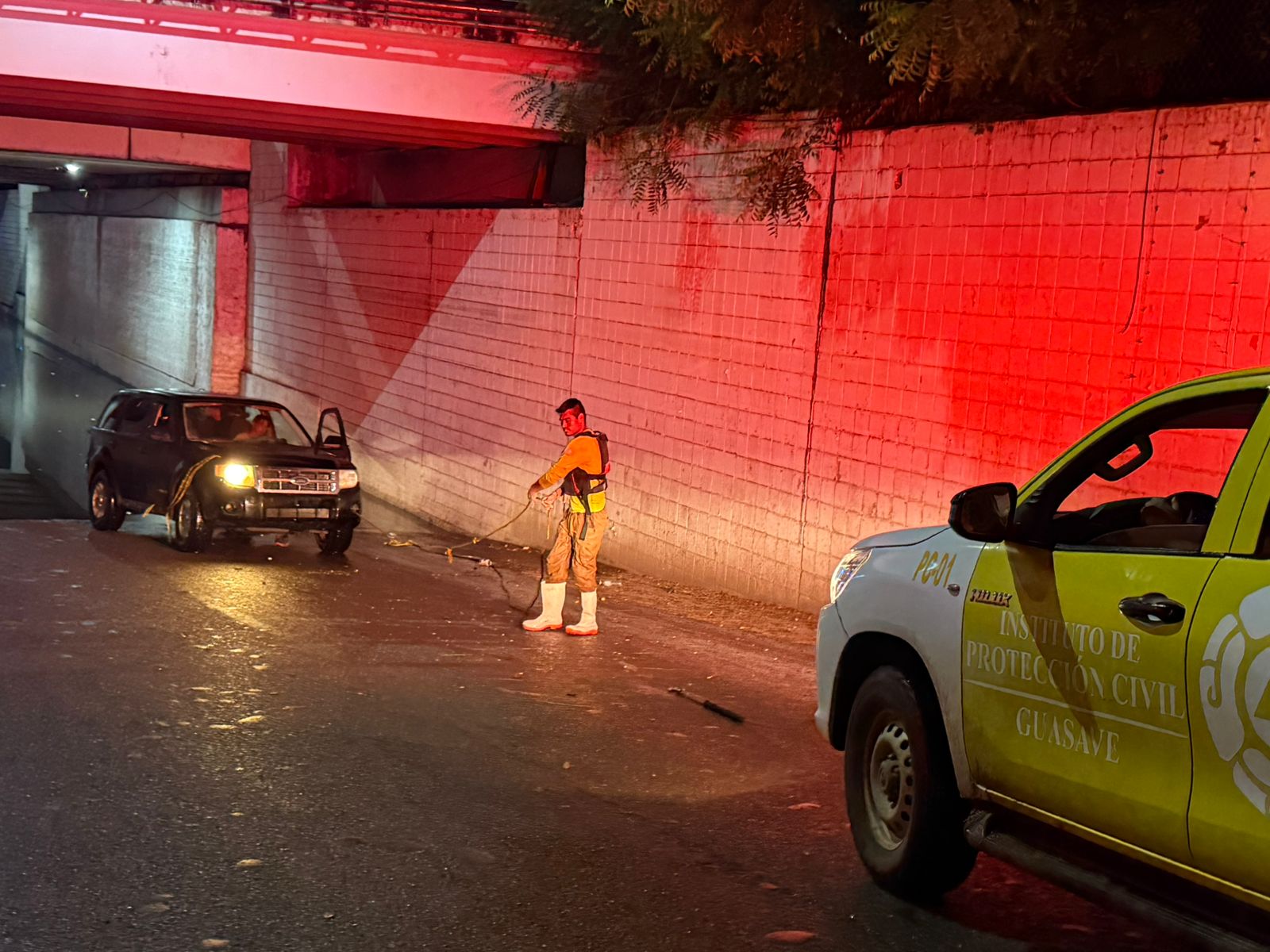 Camioneta varada en puente desnivel de Guasave
