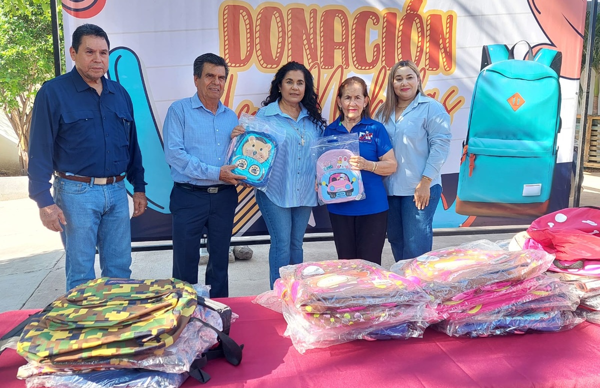 Campaña de donación de mochilas en Mocorito