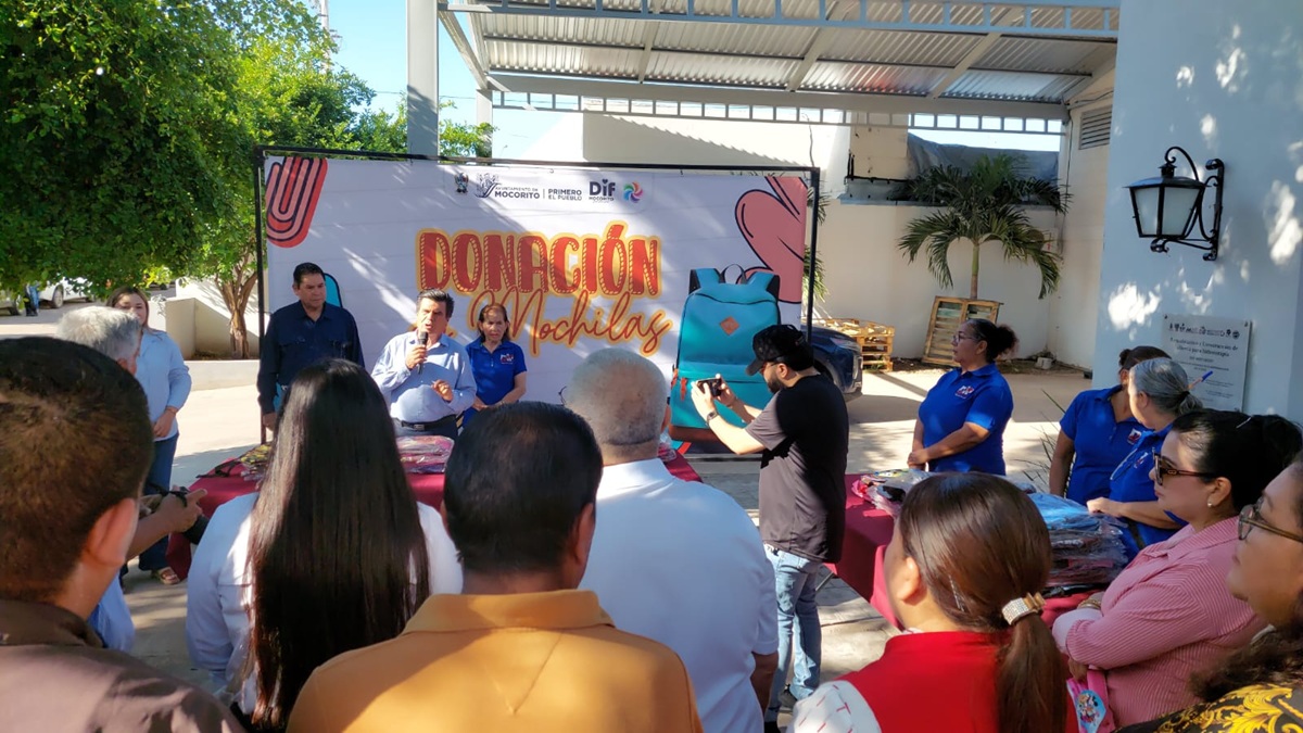 Campaña de donación de mochilas en Mocorito