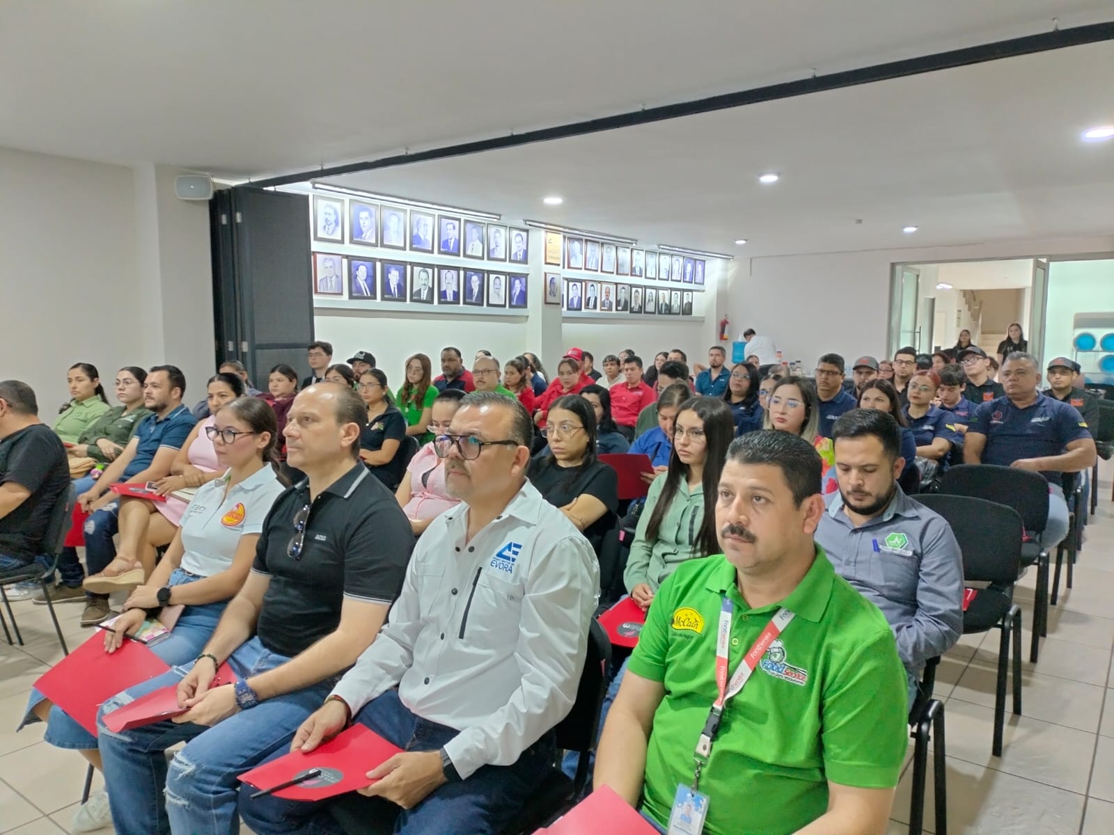 Canaco Guamúchil ofrece conferencia a comerciantes