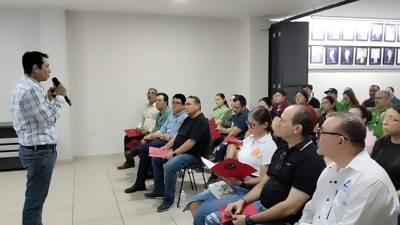 Canaco Guamúchil ofrece conferencia a comerciantes
