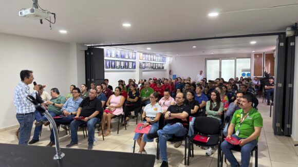 Canaco Guamúchil ofrece conferencia a comerciantes sobre la importancia del trabajo en equipo