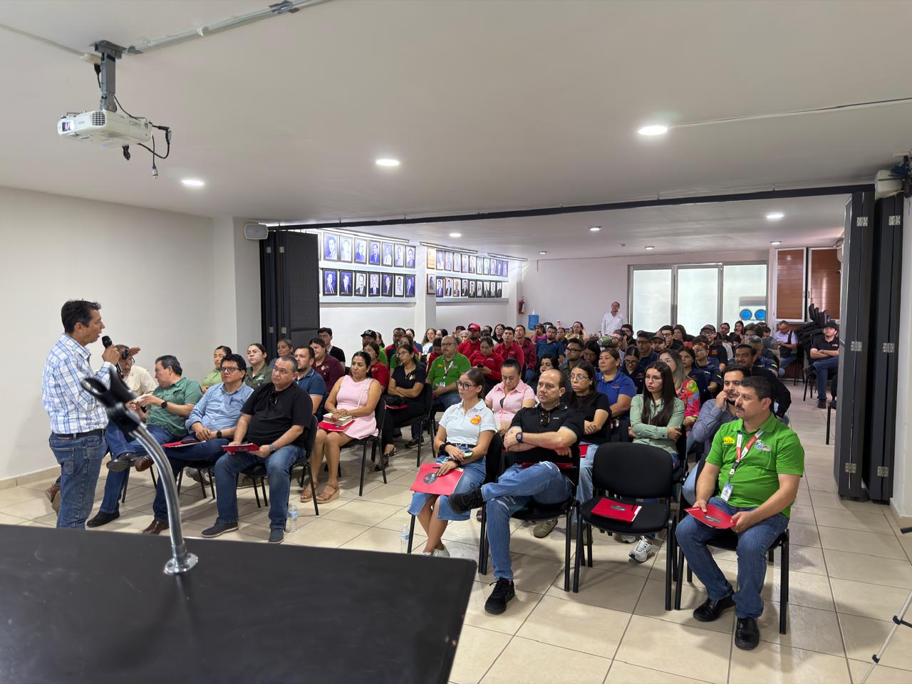 Canaco Guamúchil ofrece conferencia a comerciantes