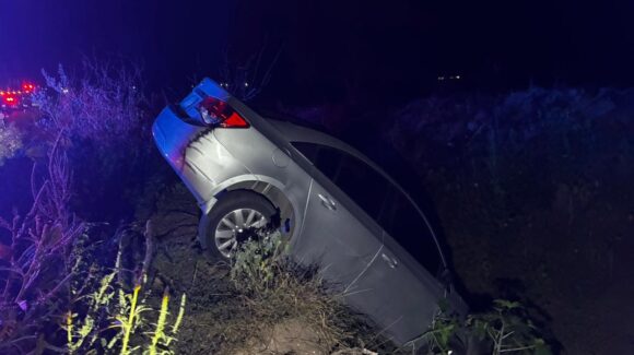 Conductor de vehículo termina dentro de un canal de riego en Flores Magón, Ahome, Sinaloa