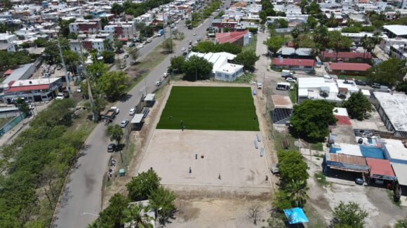 Colocan pasto sintético en la cancha El Delfín en Mazatlán; rehabilitación entra en una nueva etapa