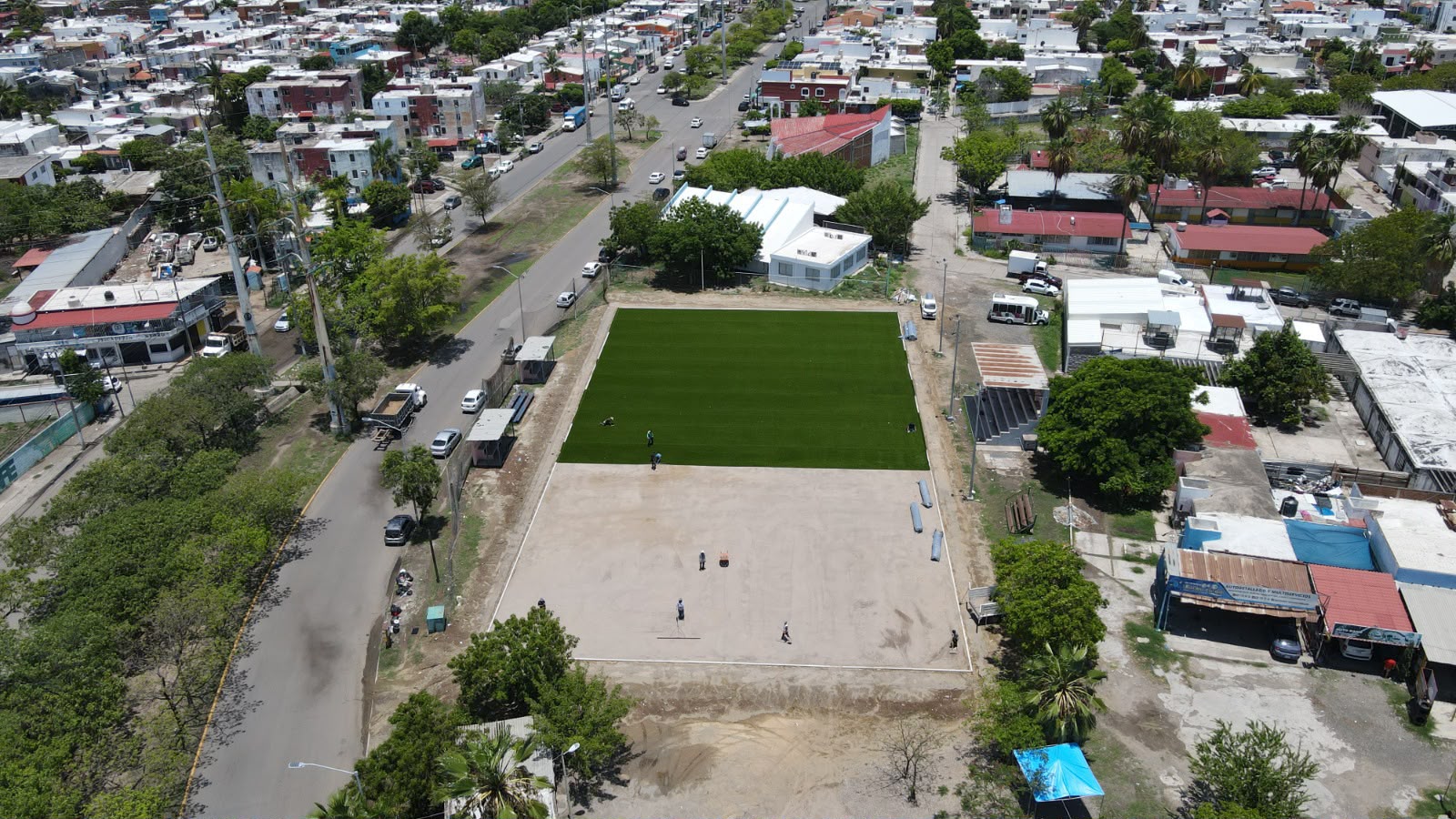 Colocan pasto sintético en la cancha El Delfín en Mazatlán; rehabilitación entra en una nueva etapa