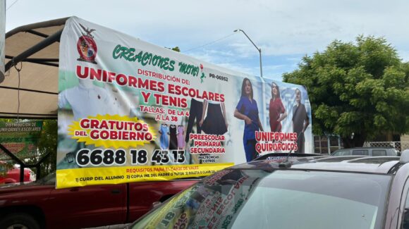 Sin largas filas y con mejor organización, padres avalan el arranque del canje de uniformes escolares gratuitos en Los Mochis