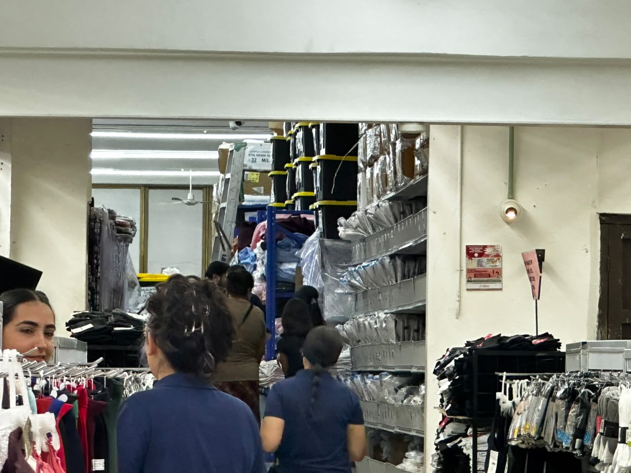 Canje de uniformes escolares en Mazatlán