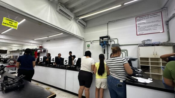 ‘Los primeros en acudir tienen ventaja’, aún hay tallas disponibles en el canje de uniformes escolares; arranca con afluencia en Mazatlán, Sinaloa