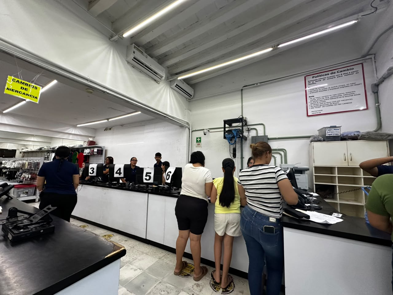 Canje de uniformes escolares en Mazatlán