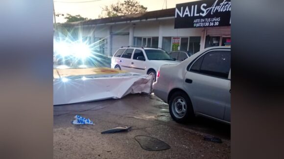 VIDEO | Fuerte lluvia, viento y granizo sorprenden a Guamúchil; anuncio de tienda comercial cayó sobre un vehículo